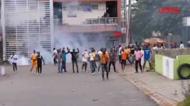 Costa d'Avorio, gas lacrimogeni e arresti alla manifestazione ad Abidjan