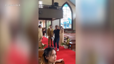 Filippine, potente scossa di terremoto interrompe un matrimonio in chiesa: le immagini