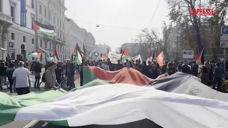 Gaza, a Milano il corteo dei pro Pal: centinaia di persone partite da Porta Venezia