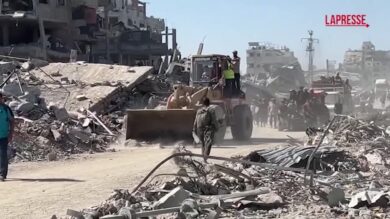 Gaza, i bulldozer rimuovono le macerie mentre i palestinesi tornano in città