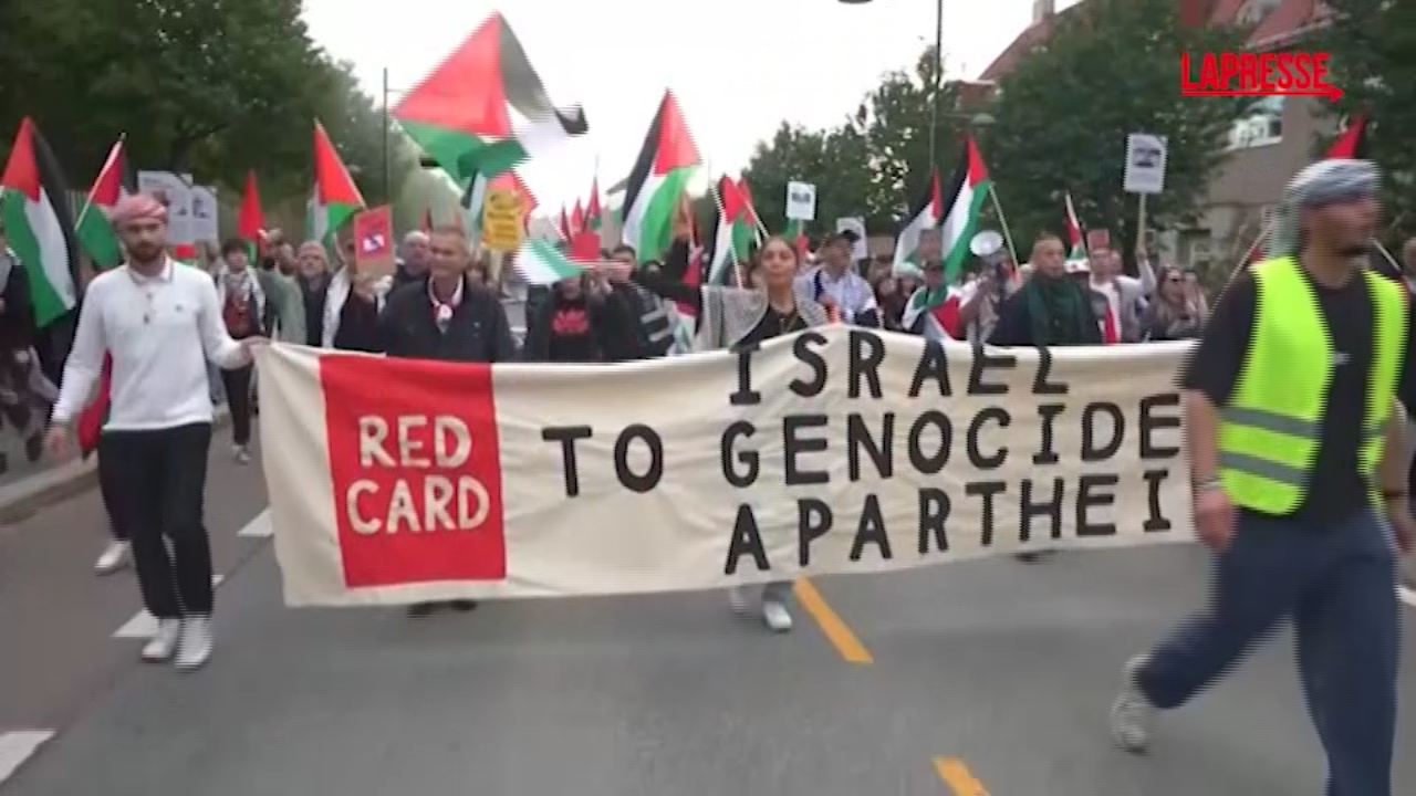 Oslo, migliaia di manifestanti pro Pal contro la partita Norvegia Israele: le immagini
