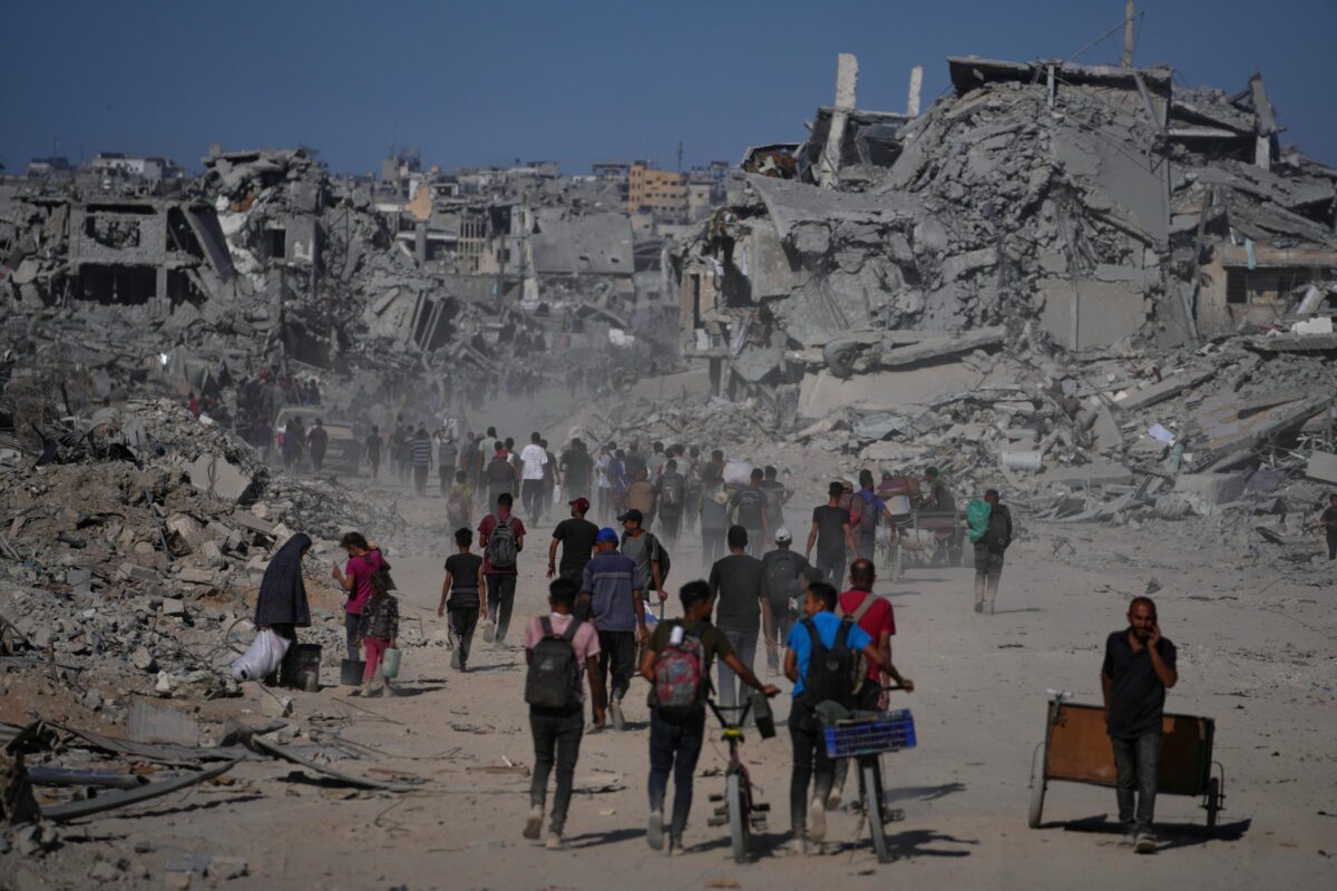 Gaza, Israele ritira le truppe: migliaia di palestinesi verso nord