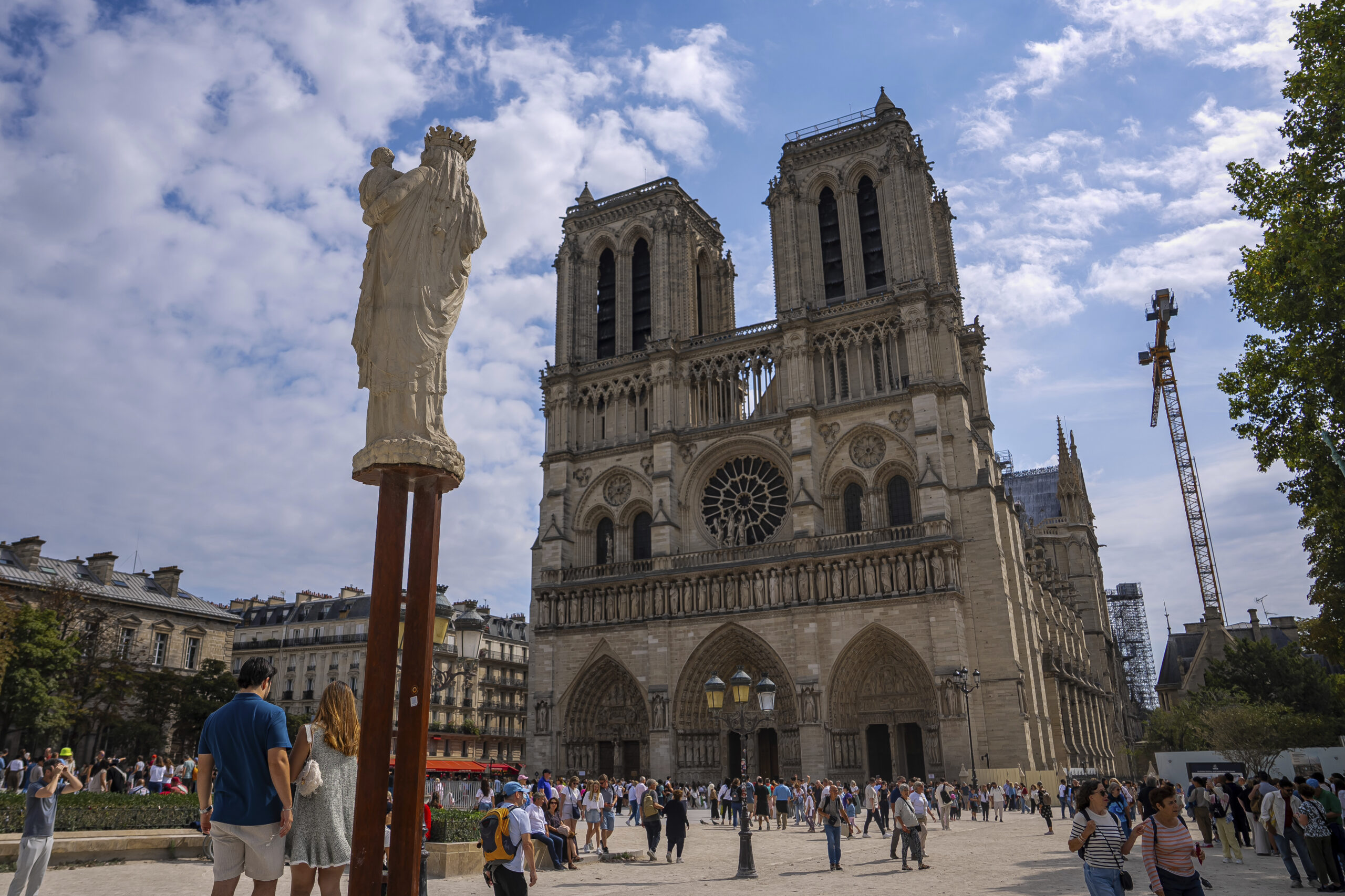 Notre-Dame, trovata lettera anonima: “Faranno una strage” Notre-Dame, trovata lettera anonima: “Faranno una strage”