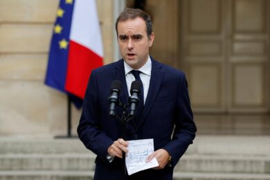 Francia, Lecornu: “Governo libero dai partiti, pochi candidati per Matignon”