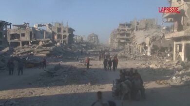 Gaza, migliaia di palestinesi tornano nel nord della Striscia