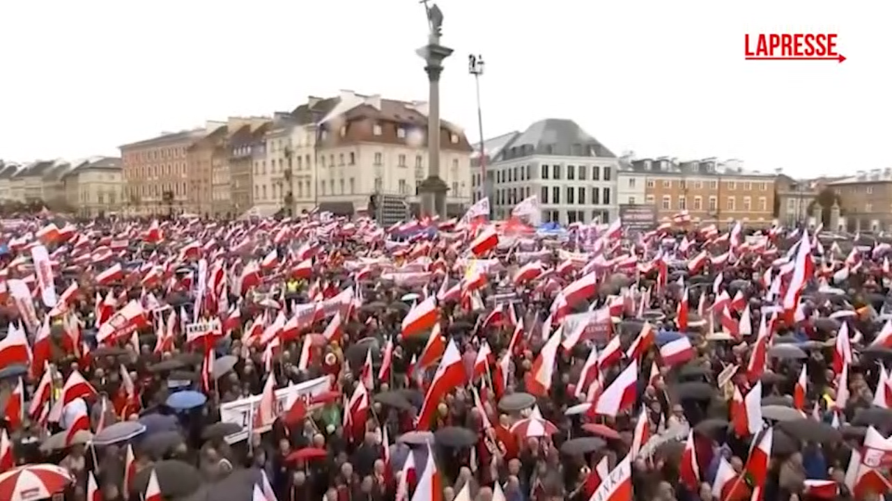 Polonia, opposizione in piazza per chiedere le dimissioni di Tusk: le immagini