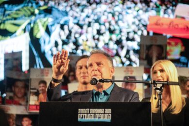 Gaza, iniziato il trasferimento dei detenuti palestinesi. Media: “Rilascio ostaggi forse nella notte tra domenica e lunedì”