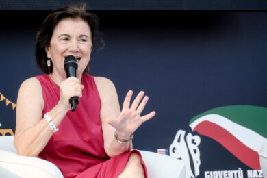 Roccella: “Gite ad Auschwitz per dire che antisemitismo era solo fascista”: è polemica