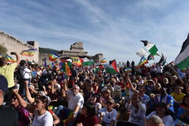 Perugia-Assisi 2025, in migliaia alla marcia per la pace. Schlein: “Straordinaria mobilitazione”