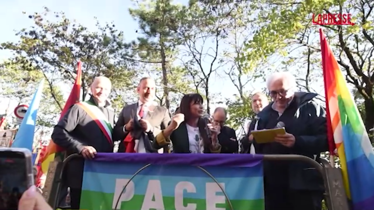 Perugia Assisi, al via la marcia per la pace. Proietti: "Possiamo cambiare il mondo" Perugia Assisi, al via la marcia per la pace. Proietti: "Possiamo cambiare il mondo"