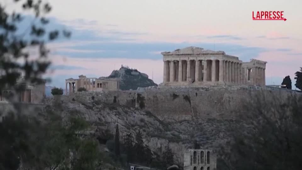 Atene, rimosse dopo 20 anni le impalcature dall