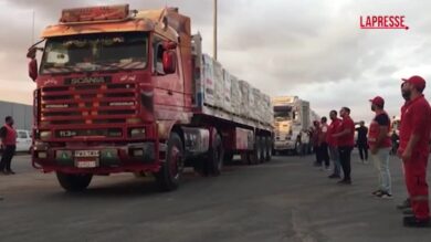 Gaza, decine di camion carichi di aiuti in arrivo dall'Egitto