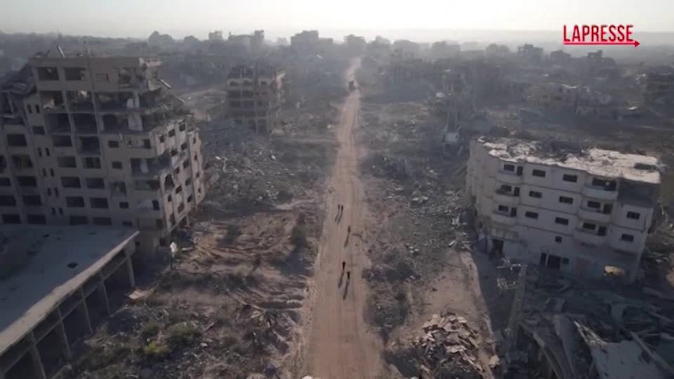 Gaza in macerie dopo i bombardamenti israealiani: le riprese dai droni