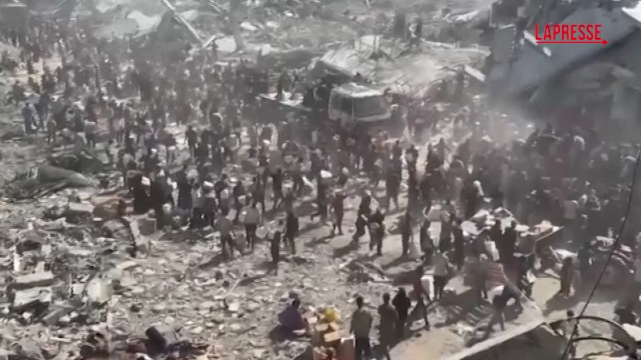Gaza, camion carichi di aiuti umanitari presi d