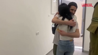 Ostaggi israeliani liberati: l’abbraccio tra Matan Zangauker e la madre