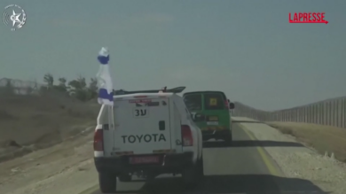 Gaza, convoglio con ostaggi rilasciati scortato attraverso il confine nel sud di Israele