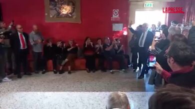 Toscana, Giani vince le regionali: l'arrivo in sala stampa con Elly Schlein