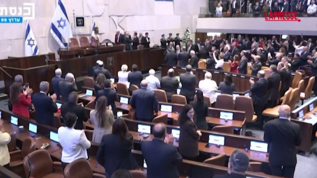 Ostaggi israeliani liberati, Trump alla Knesset accolto da standing ovation