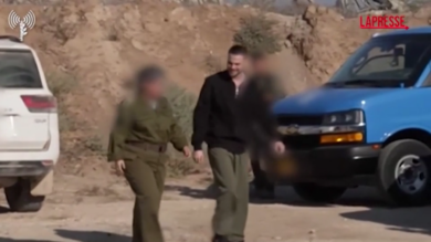 Gaza, l'ostaggio israeliano Alon Ohel accolto dall'Idf