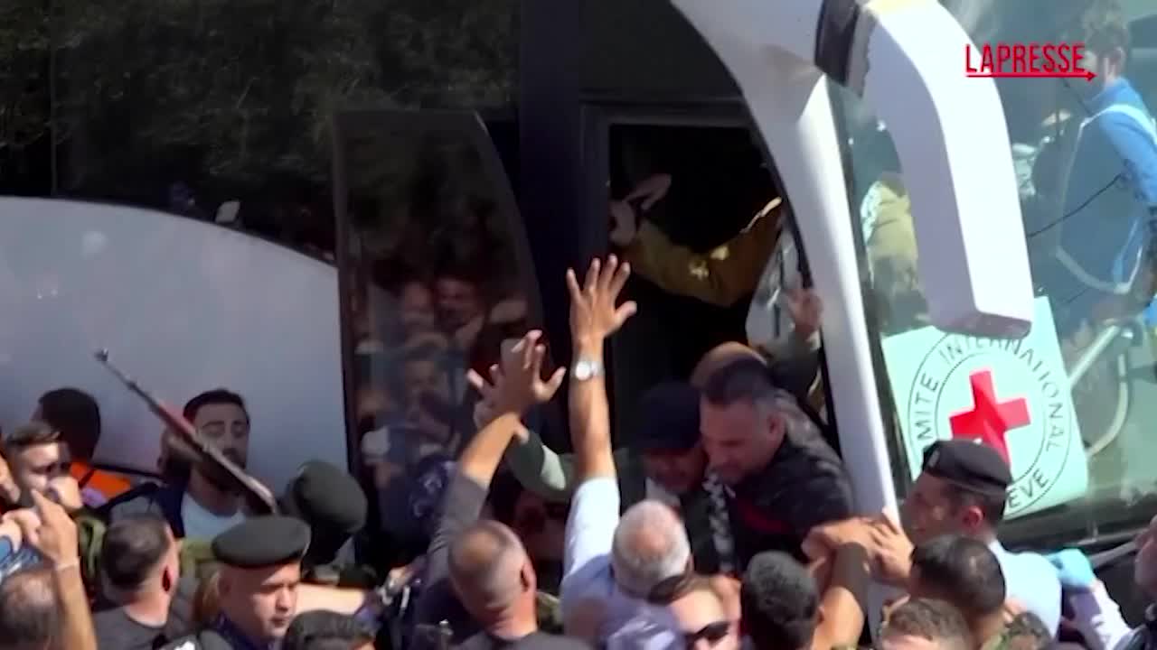 Gaza, i prigionieri palestinesi rilasciati arrivano in Cisgiordania: l Gaza, i prigionieri palestinesi rilasciati arrivano in Cisgiordania: l