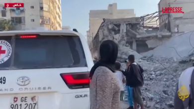 Gaza, i veicoli della Croce Rossa vanno a recuperare gli ostaggi liberati