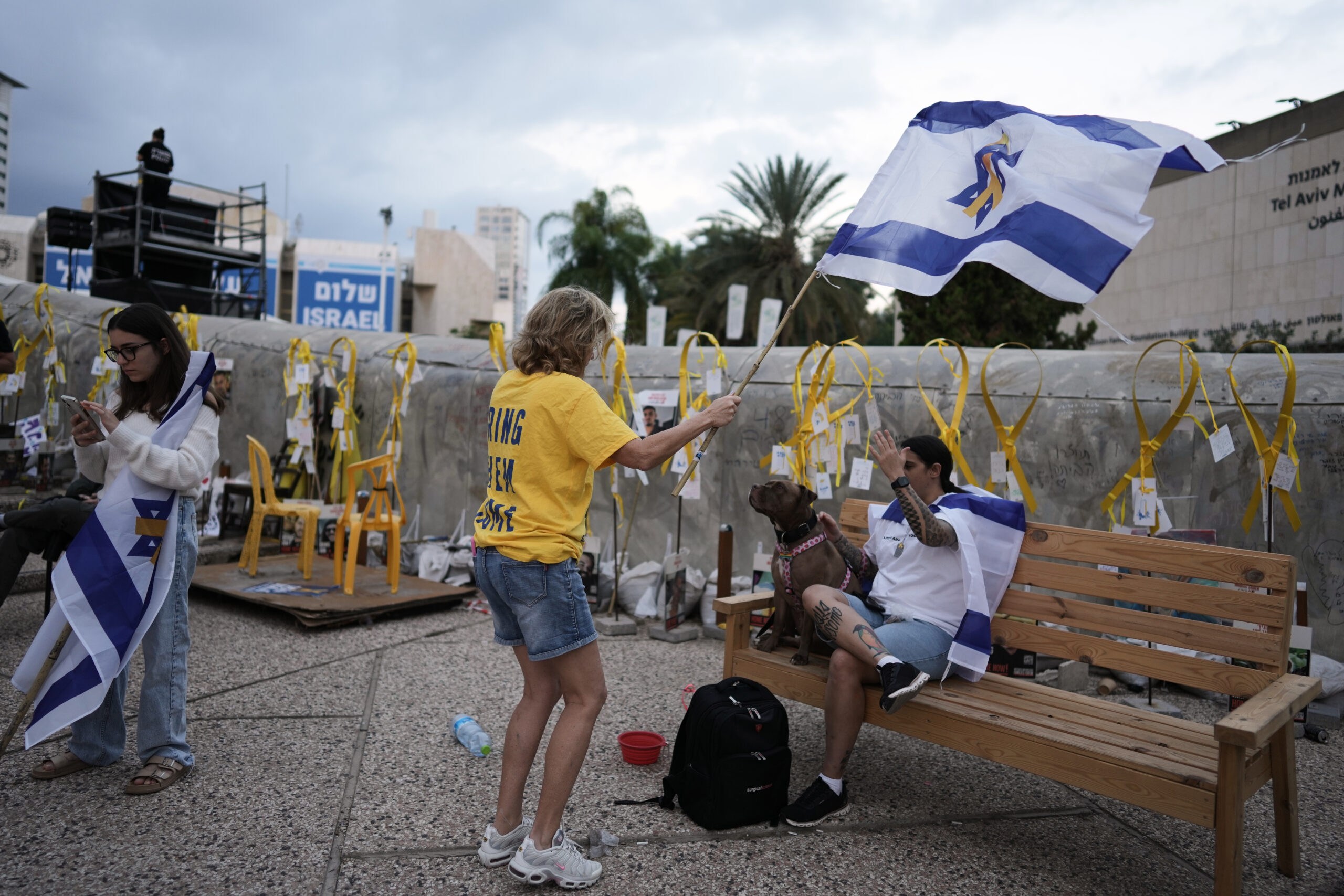 Israele, famiglie ostaggi: rilascio in diretta dalla notte Israele, famiglie ostaggi: rilascio in diretta dalla notte