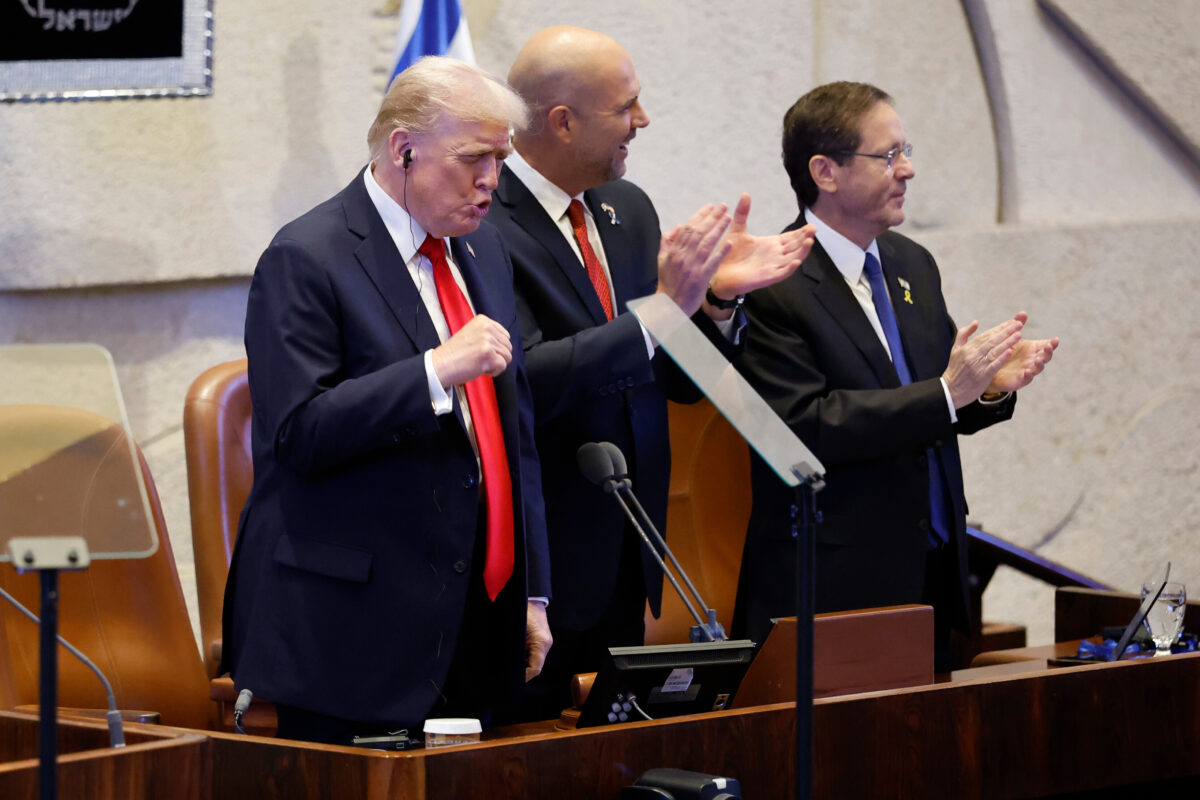 La standing ovation per il presidente americano Donald Trump alla Knesset dopo la liberazione degli ostaggi israeliani (foto AP/Chip Somodevilla)