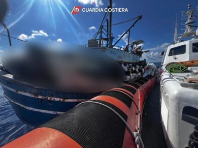 Migranti, 140 sbarcati a Pozzallo: tre feriti in un attacco armato in mare