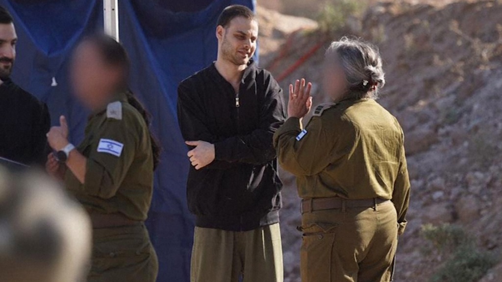 gaza ostaggi israeliani liberati le prime immagini dopo il rilascio