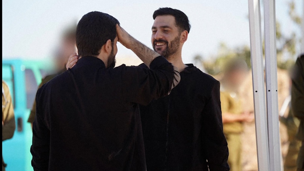 Galleria foto 'Gaza, ostaggi israeliani liberati: le prime immagini dopo il rilascio' - foto 6