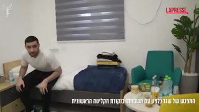 Israele, l'abbraccio emozionante tra l'ostaggio Segev Kalfon e i parenti