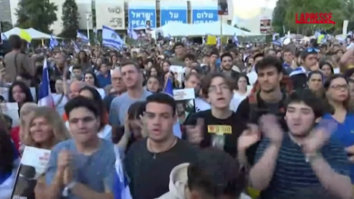 Gaza, giornalista annuncia rilascio ostaggi: l'esultanza della folla a Tel Aviv
