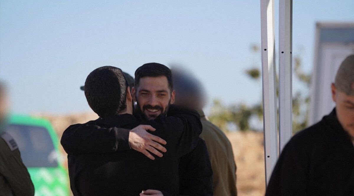 Galleria foto 'Gaza, ostaggi israeliani liberati: le prime immagini dopo il rilascio' - foto 10