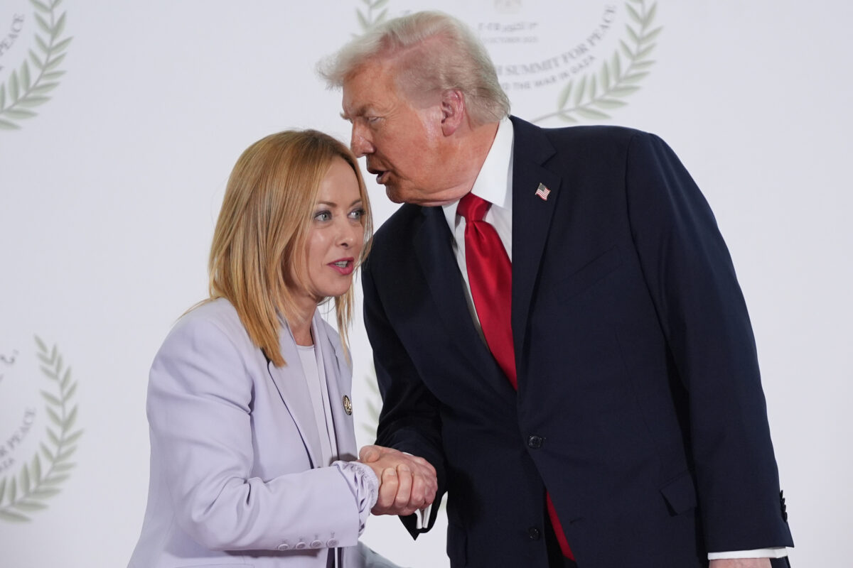 Trump a Meloni: “Chi è questa donna?”. Il siparietto durante la firma degli accordi di pace a Gaza