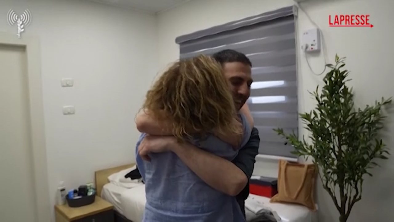 Gaza, lacrime e abbracci per il primo incontro tra gli ostaggi israeliani e le loro famiglie Gaza, lacrime e abbracci per il primo incontro tra gli ostaggi israeliani e le loro famiglie
