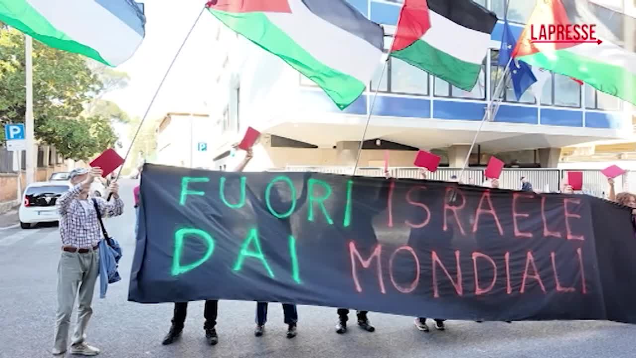 Italia Israele, cartellini rossi davanti a Figc: "Fuori dai mondiali lo stato genocida" Italia Israele, cartellini rossi davanti a Figc: "Fuori dai mondiali lo stato genocida"