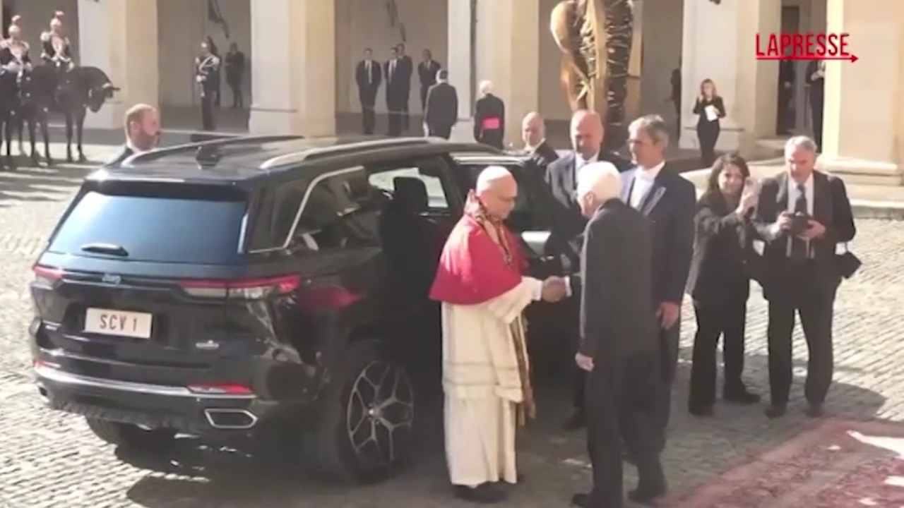 Papa Leone arrivato al Quirinale, accolto da Mattarella Papa Leone arrivato al Quirinale, accolto da Mattarella