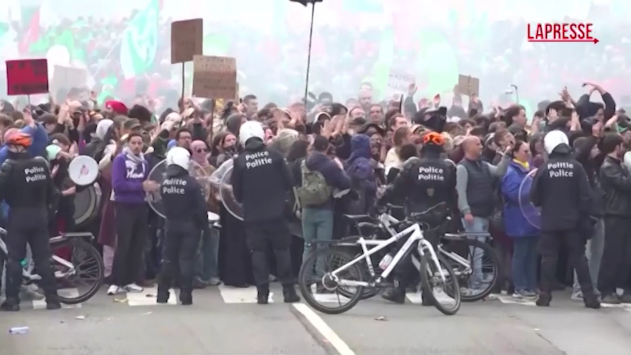 Bruxelles, scontri tra polizia e manifestanti durante lo sciopero nazionale Bruxelles, scontri tra polizia e manifestanti durante lo sciopero nazionale