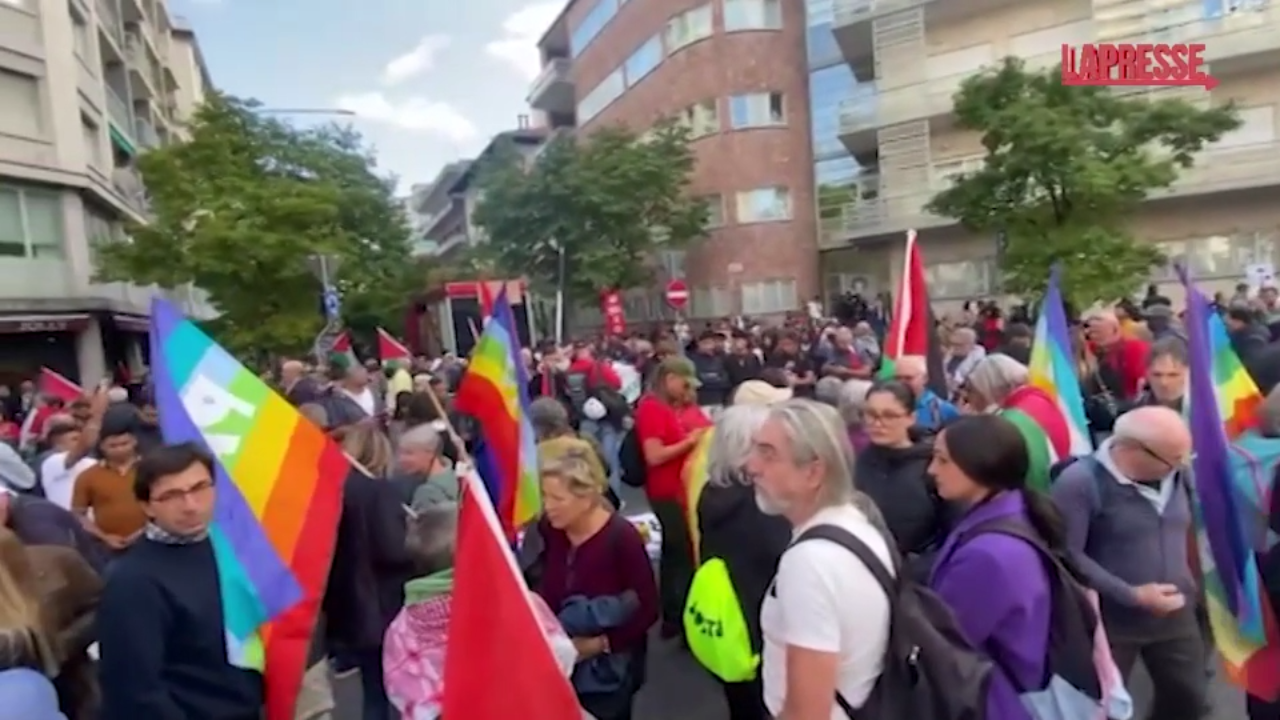 Italia Israele, manifestanti in piazza a Udine: "Nessuno è libero finché la Palestina non sarà libera" Italia Israele, manifestanti in piazza a Udine: "Nessuno è libero finché la Palestina non sarà libera"