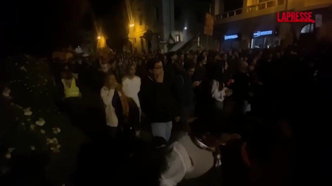Italia Israele, corteo pro Pal a Udine: il sudario con i nomi dei bimbi uccisi a Gaza Italia Israele, corteo pro Pal a Udine: il sudario con i nomi dei bimbi uccisi a Gaza