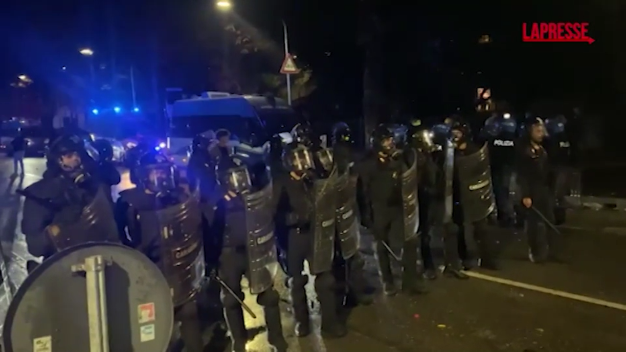 Italia Israele, scontri tra polizia e manifestanti: gli idranti delle forze dell Italia Israele, scontri tra polizia e manifestanti: gli idranti delle forze dell