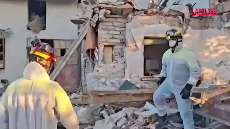 Verona, esplosione durante sgombero abitazione: i resti della palazzina distrutta Verona, esplosione durante sgombero abitazione: i resti della palazzina distrutta