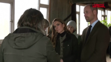 Irlanda del Nord, William e Kate 'tessitori' nella fabbrica del lino: le immagini