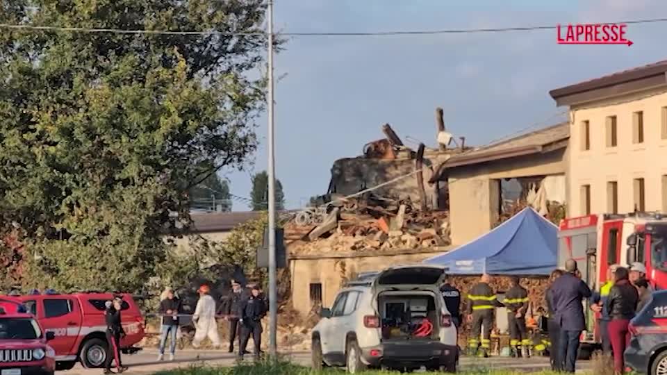 castel d8217azzano esplode casolare durante sgombero soccorsi al lavoro tra le macerie