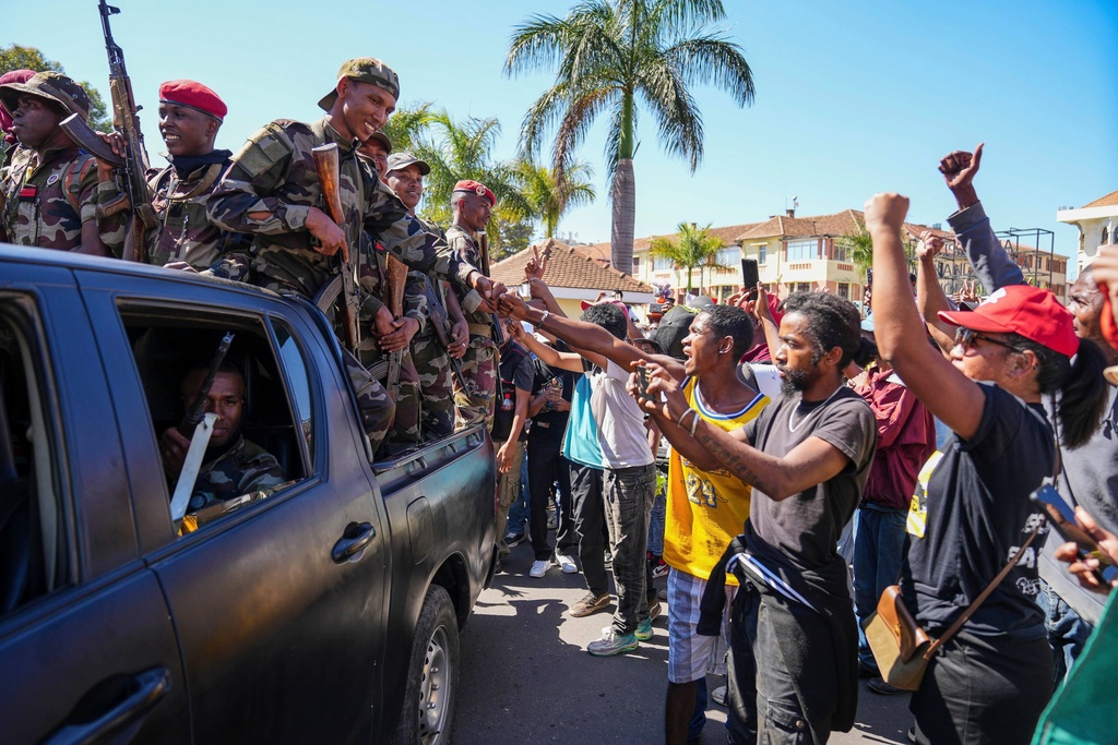 Madagascar, presidente fugge dal Paese per le proteste e scioglie il Parlamento Madagascar, presidente fugge dal Paese per le proteste e scioglie il Parlamento