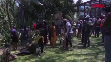 Kenya, morto l'ex primo ministro Odinga: centinaia gli rendono omaggio a Nairobi