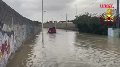 Porto Torres: allagamenti per maltempo, salvate mamma e figlia intrappolate in auto
