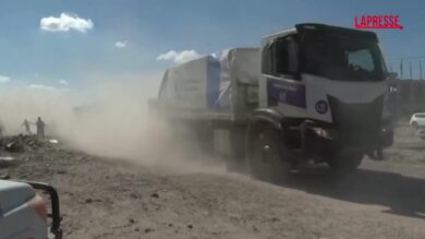 Gaza, camion con aiuti umanitari all'interno della Striscia