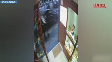 Torino, polizia ferma rapinatori seriali: i malviventi in azione