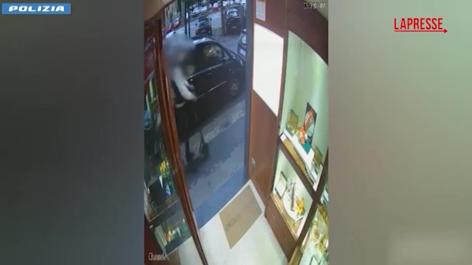 Torino, polizia ferma rapinatori seriali: i malviventi in azione Torino, polizia ferma rapinatori seriali: i malviventi in azione